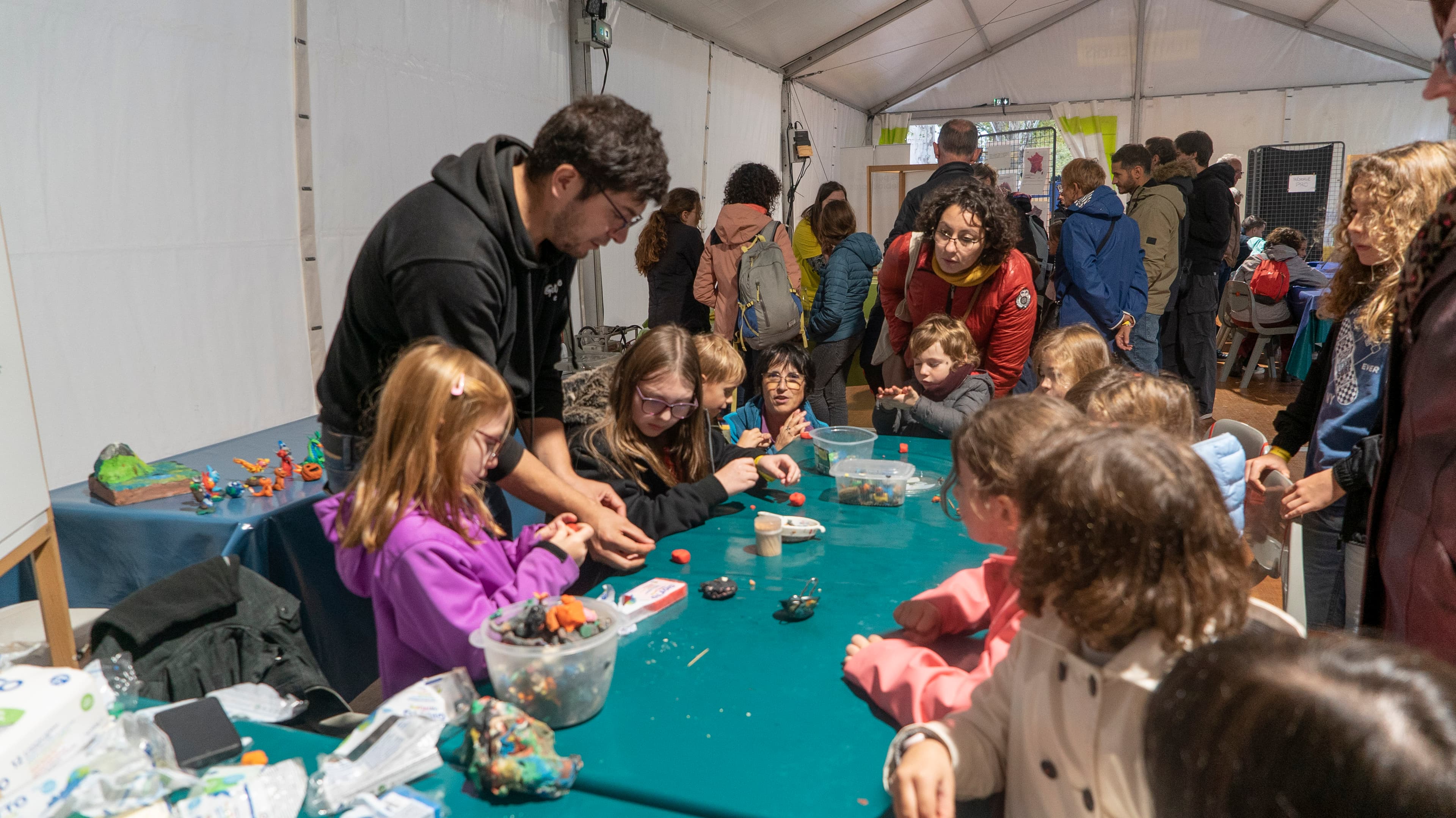Participants en atelier pâte à modeler, Quai des savoirs