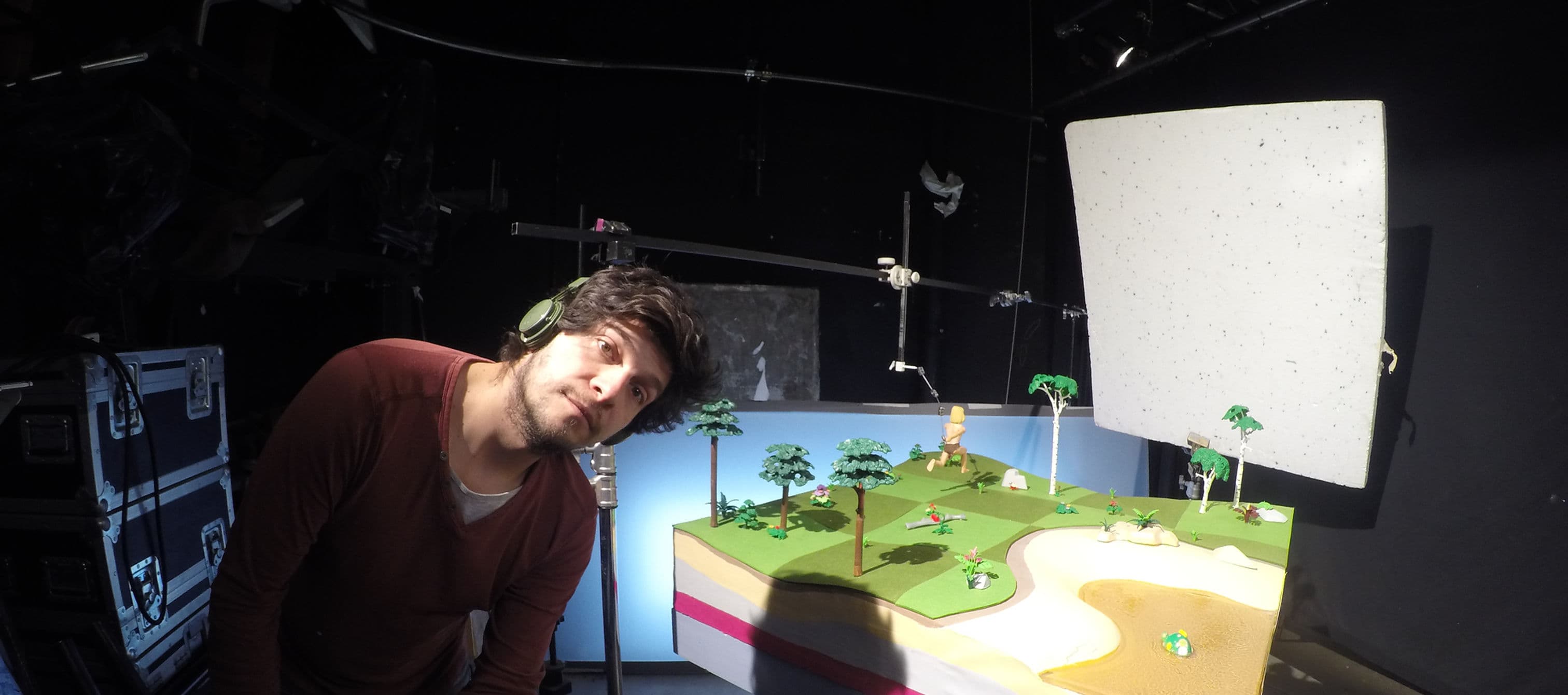 Daniel Virgüez dans son atelier, travail de la pâte à modeler